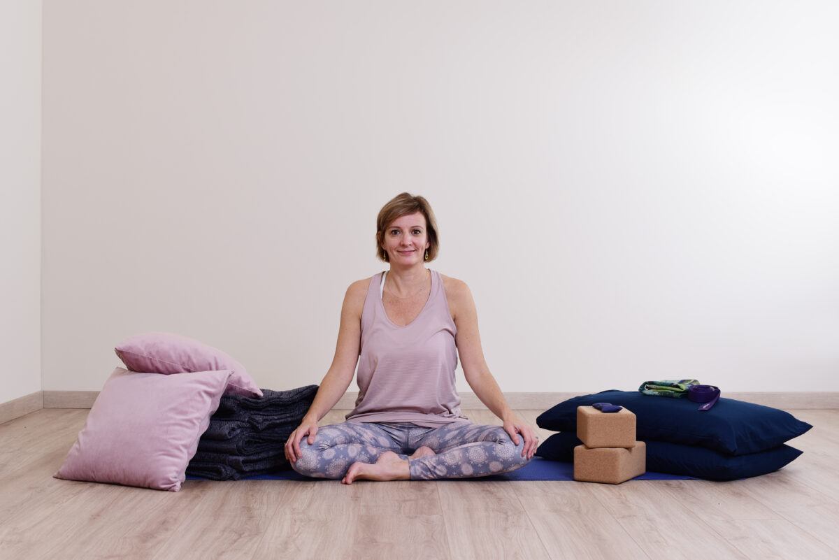 Audrey Favreau assise dans son espace d’enseignement