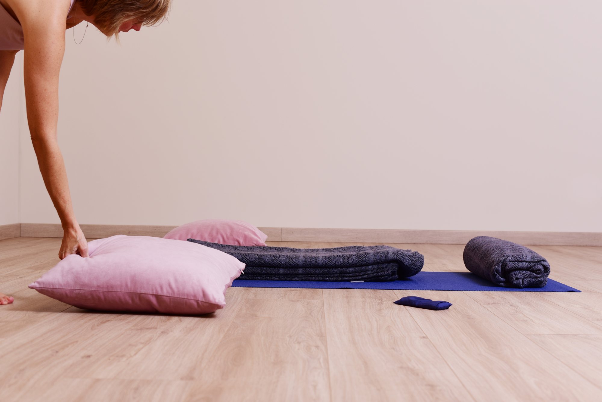 audrey-favreau-preparing-restorative-yoga-setup Audrey Favreau prépare les supports d’une posture de Yoga Restauratif