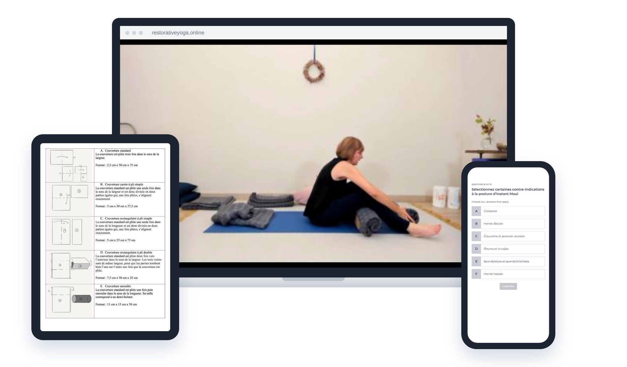 La vidéo Salamba Savasana sur un ordinateur, le guide de pliage des couvertures sur une tablette et le quiz du Module 1 sur un téléphone